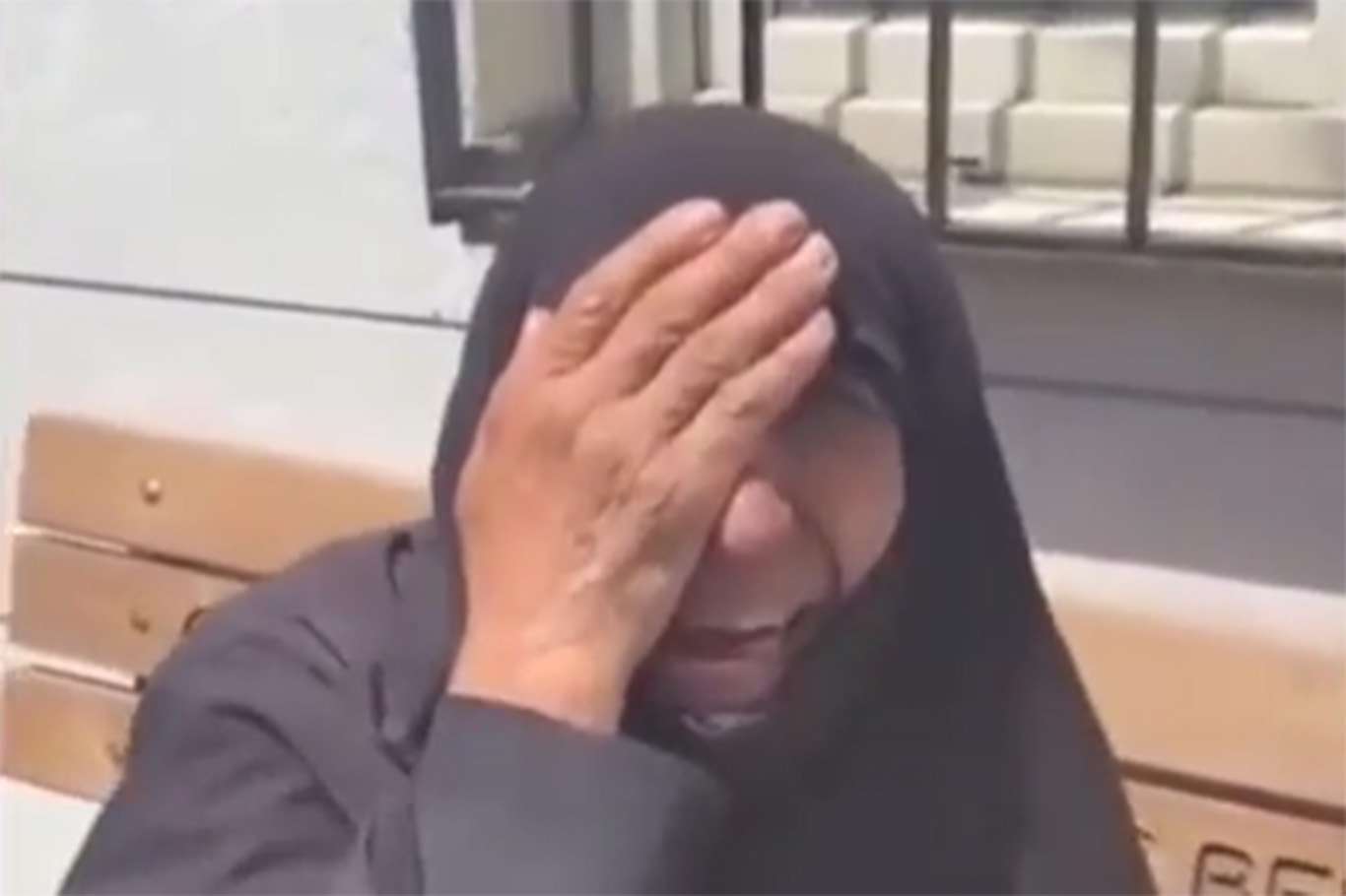Suriyeli yaşlı kadına tekme atan saldırgan yakalandı Suriyeli yaşlı kadına tekme atan saldırgan yakalandı